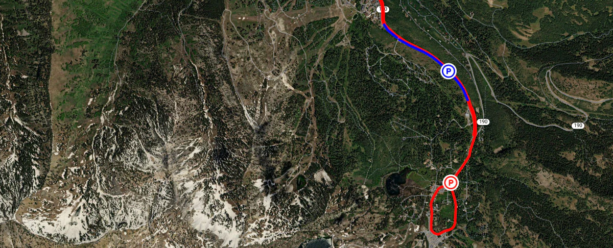 Aerial map showing a route with blue and red lines marking parking areas on a mountain road